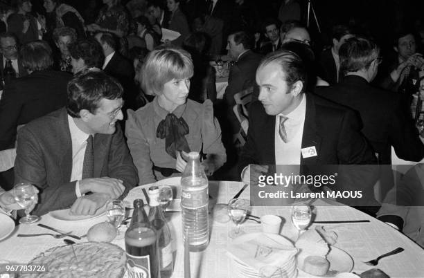 François Léotard et Jacques Toubon lors d'un dîner du Parti républicain avec Danièle Gilbert le 28 janvier 1983 à Paris, France.