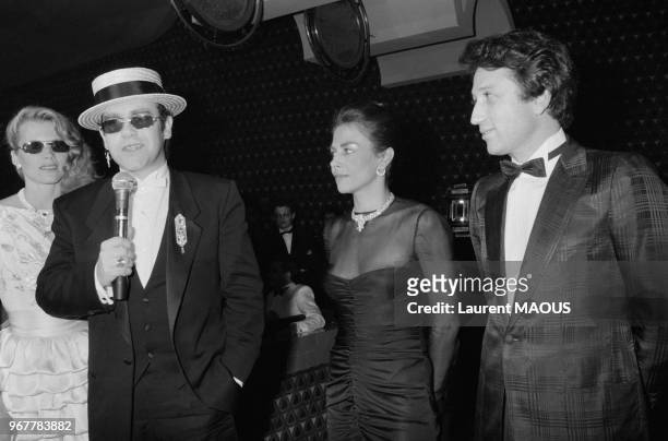 Elton John, Nathalie Hocq et Michel Drucker lors d'une soirée Cartier le 29 mars 1983 à Paris, France.