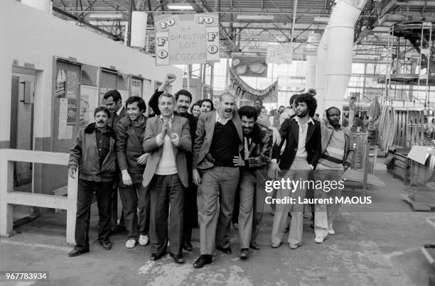 Equipe d'ouvriers en grève à l'usine Renault à la suite d'un conflit social le 22 avril 1982 à Flins, France.