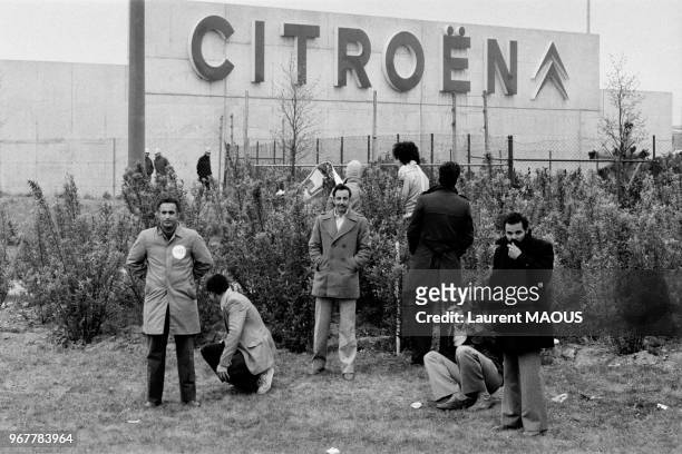 Ouvriers syndiqués à la CGT en grève devant l'usine Citroën le 27 avril 1982 à Aulnay-sous-Bois, France.