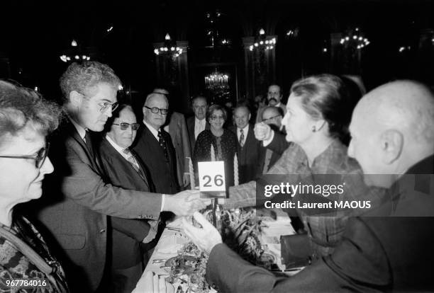 Lionel Jospin serre la main de Simone Veil au cours du dîner de la LICRA le 18 novembre 1979 à Paris, France.