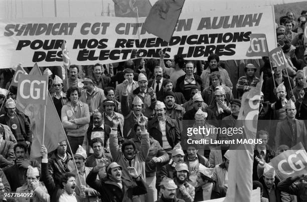 Ouvriers en grève manifestant à l'usine Citroën le 28 avril 1982 à Aulnay-sous-Bois, France.