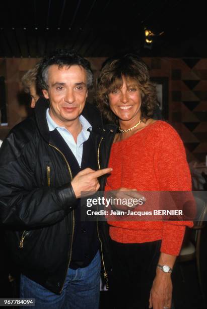 Michel Sardou fête ses 38 ans en compagnie de Chantal Nobel à Paris le 27 janvier 1985, France.