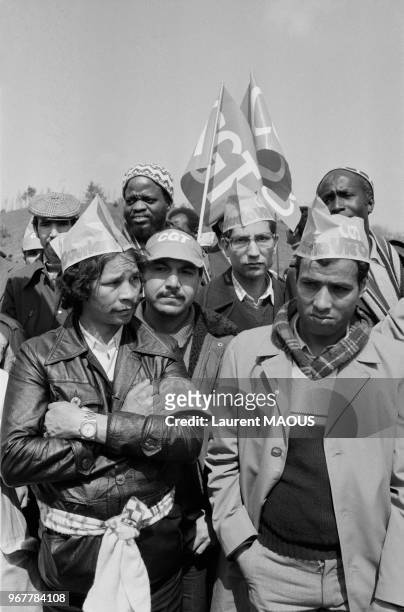Ouvriers en grève manifestant à l'usine Citroën le 28 avril 1982 à Aulnay-sous-Bois, France.