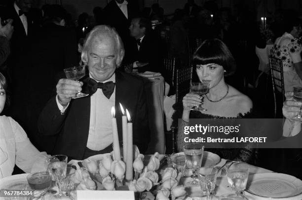 Johnny Stark et Mireille Mathieu lors d'un diner en faveur de l'enfance malheureuse à Paris le 25 octobre 1979, France.