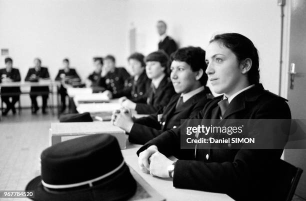 Elèves en apprentissage à l'école de police de Reims en février 1982. Cette école mixte est la 1ère de France a accueillir des femmes.