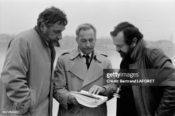 Philippe Noiret, Michel Serrault et le réalisateur Robert Enrico sur le tournage de son film 'Volte Face' à Bordeaux le 20 mars 1980, France.