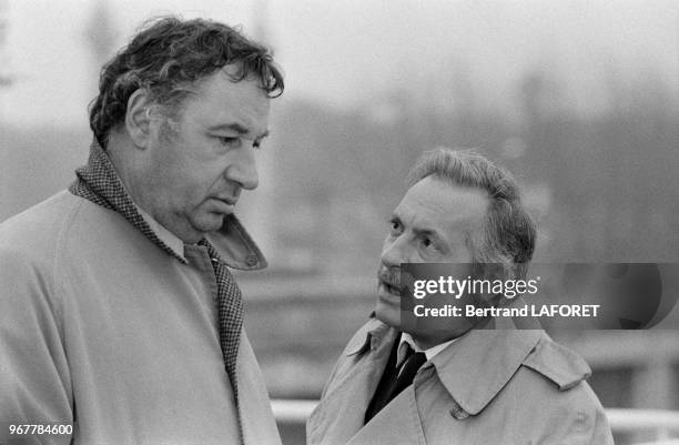 Philippe Noiret et Michel Serrault sur le tournage du film 'Volte Face' réalisé par Robert Enrico à Bordeaux le 20 mars 1980, France.