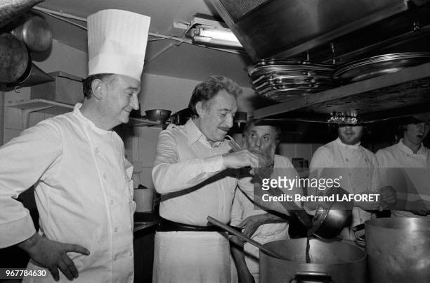 Ugo Tognazzi et César en cuisine lors d'un e soirée au Festival d'Avoriaz le 23 janvier 1982, France.