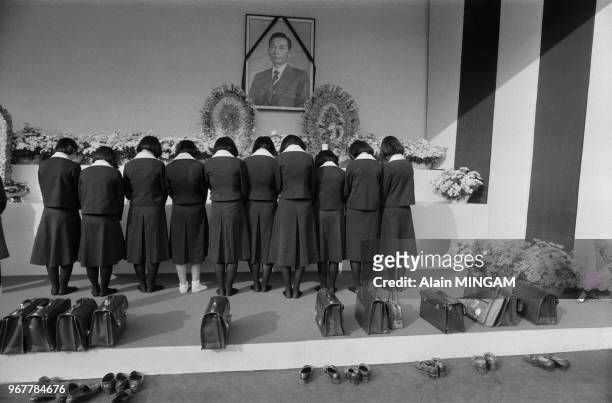 Des écolières pleurent la disparition du Président Park après son assassinant à Séoul le 30 octobre 1979, Corée du Sud.