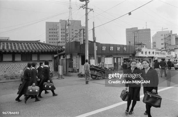 Ecolières dans une rue de Séoul après la disparition du Président Park assassiné par Kim Jaekyu, le 30 octobre 1979, Corée du Sud.