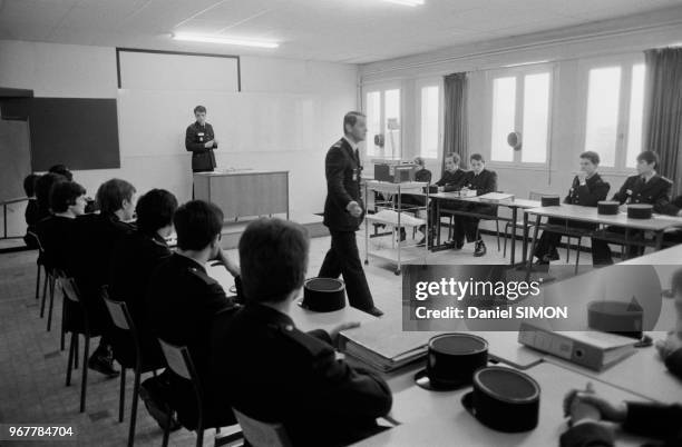Elèves en apprentissage à l'école de police de Reims en février 1982. Cette école mixte est la 1ère de France a accueillir des femmes.