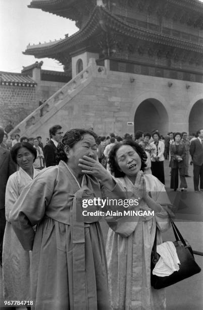 Femmes pleurant la disparition du Président Park assassiné par Kim Jaekyu, le 30 octobre 1979, Corée du Sud.