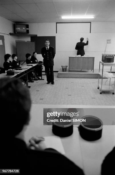 Elèves en apprentissage à l'école de police de Reims en février 1982. Cette école mixte est la 1ère de France a accueillir des femmes.