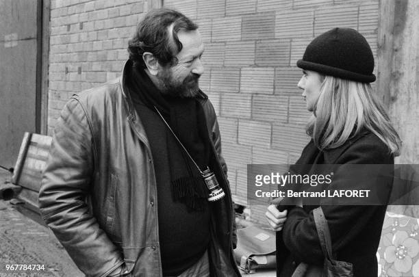 Dorothée et le réalisateur Robert Enrico sur le tournage de son film 'Volte Face' à Bordeaux le 20 mars 1980, France.