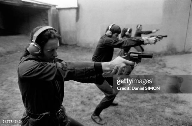 Elèves en apprentissage à l'école de police de Reims en février 1982. Cette école mixte est la 1ère de France a accueillir des femmes.