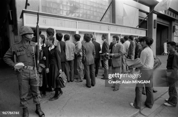 Des coréens se recueillent après la disparition du Président Park assassiné par Kim Jaekyu à Séoul, le 30 octobre 1979, Corée du Sud.