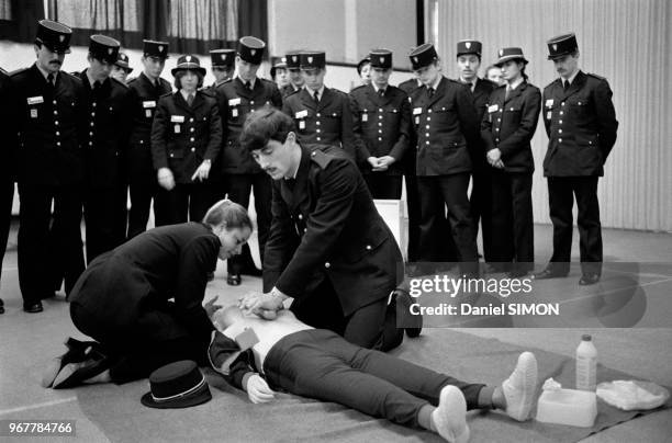 Elèves en apprentissage à l'école de police de Reims en février 1982. Cette école mixte est la 1ère de France a accueillir des femmes.