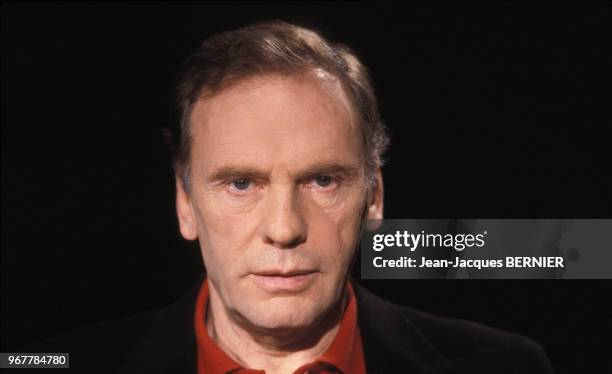 Jean-Louis Trintignant sur le plateau de l'émission 7/7 sur TF1 le 25 janvier 1987 à Paris, France.