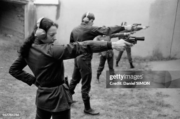 Elèves en apprentissage à l'école de police de Reims en février 1982. Cette école mixte est la 1ère de France a accueillir des femmes.