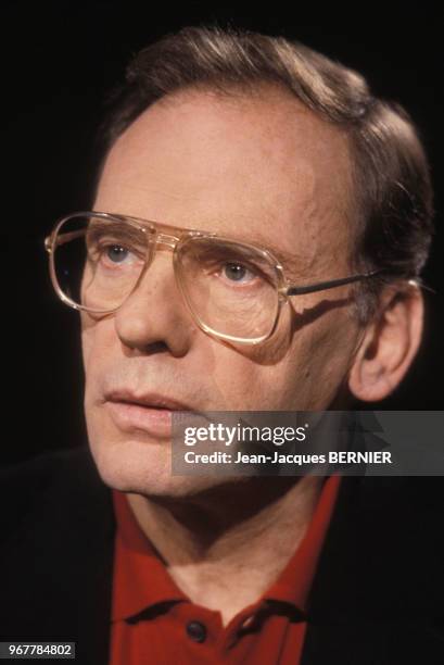 Jean-Louis Trintignant sur le plateau de l'émission 7/7 sur TF1 le 25 janvier 1987 à Paris, France.