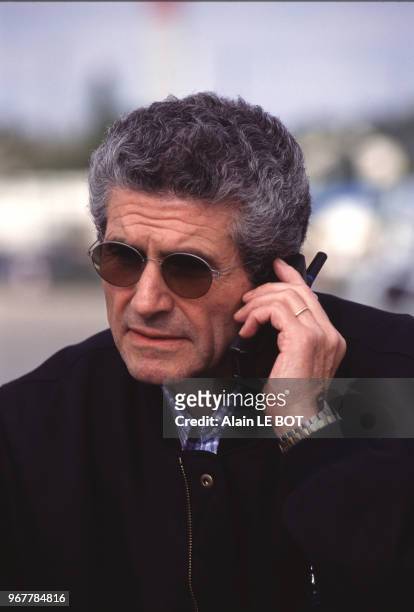 Le réalisateur Claude Lelouch utilisant son téléphone portable le 30 août 1996 à Saint-Herblain, France.