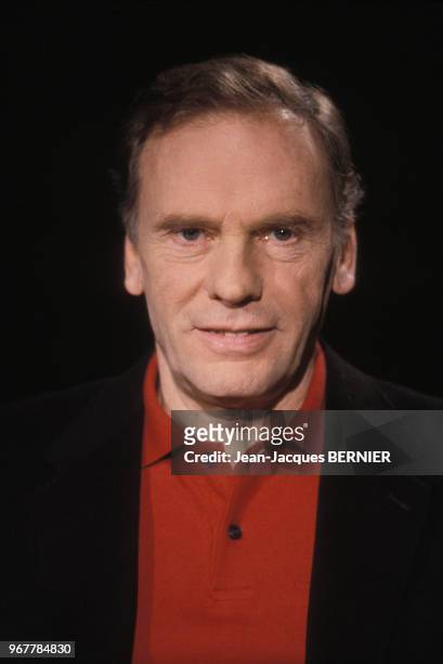 Jean-Louis Trintignant sur le plateau de l'émission 7/7 sur TF1 le 25 janvier 1987 à Paris, France.