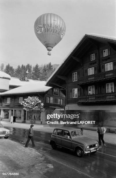 Une montgolfière publicitaire au dessus du village de Gstaad le 29 décember 1980.