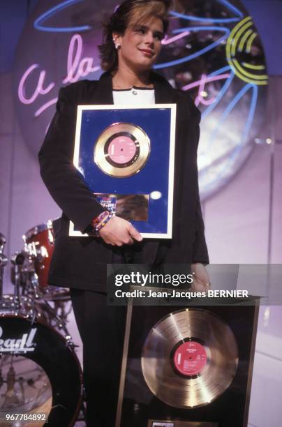 Stéphanie de Monaco reçoit un Disque d'Or sur TF1 le 21 décembre 1986 à Paris, France.