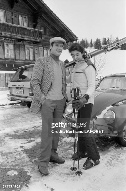 Roger Moore et sa fille Deborah en vancances à Gstaad le 29 décembre 1980, Suisse.