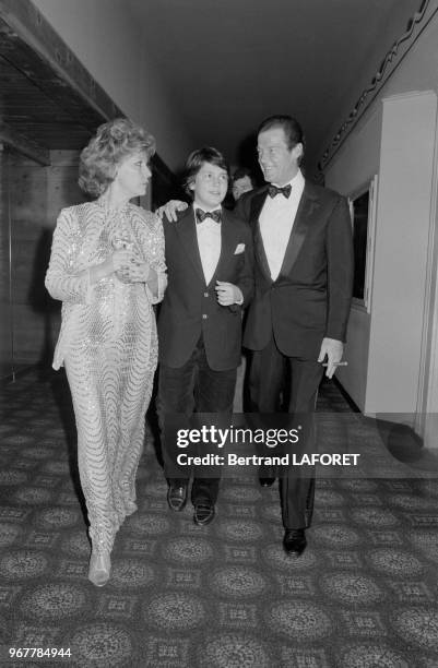 Roger Moore en compagnie de sa femme Luisa et de leur fils lors d'une soirée à Gstaad le 28 décembre 1980, Suisse.