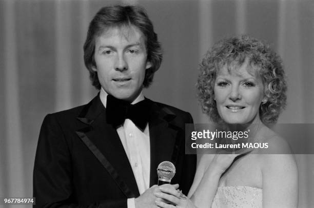 Roddy Llewellyn, chanteur, et Petula Clark lors d'une émission de télévision française le 23 février 1978 à Paris, France.