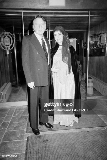 Elizabeth Taylor et Richard Burton lors d'une soirée à Gstaad le 28 décembre 1975, Suisse.