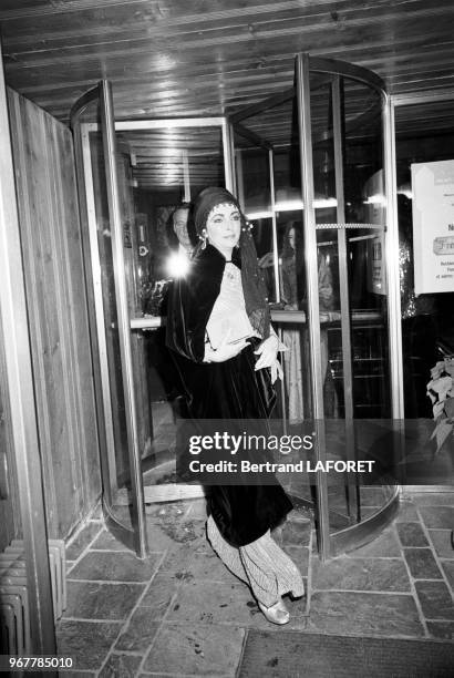 Elizabeth Taylor lors d'une soirée à Gstaad le 28 décembre 1975, Suisse.