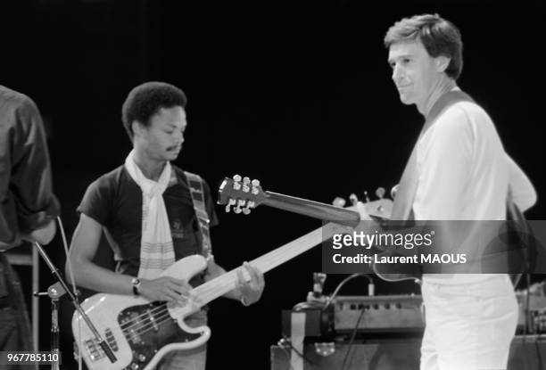 Le guitariste de jazz John McLaughlin sur scène, à droite, le 25 septembre 1978 à Paris, France.