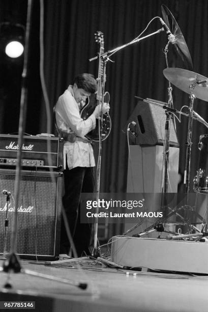 Le guitariste de jazz John McLaughlin sur scène le 25 septembre 1978 à Paris, France.