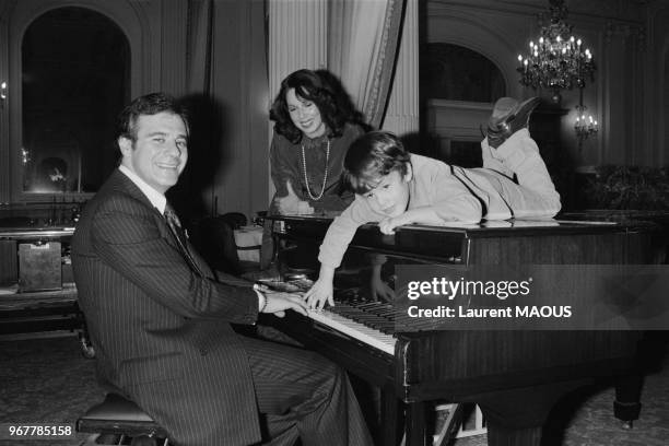 Lalo Schifrin, compositeur et chef d'orchestre argentin, avec son épouse et leur jeune fils le 25 septembre 1978 à Paris, France.