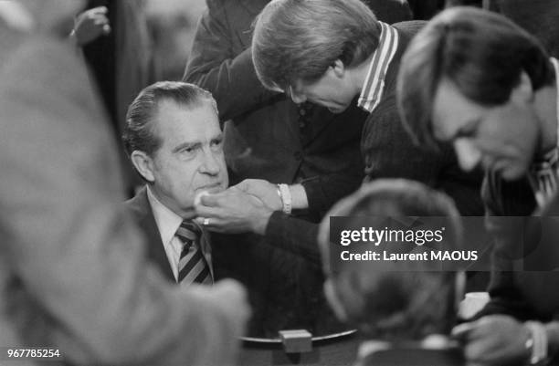 Séance de maquillage pour l'ancien président américain Richard Nixon à Antenne 2 pour présenter son livre le 20 avril 1980 à Paris.