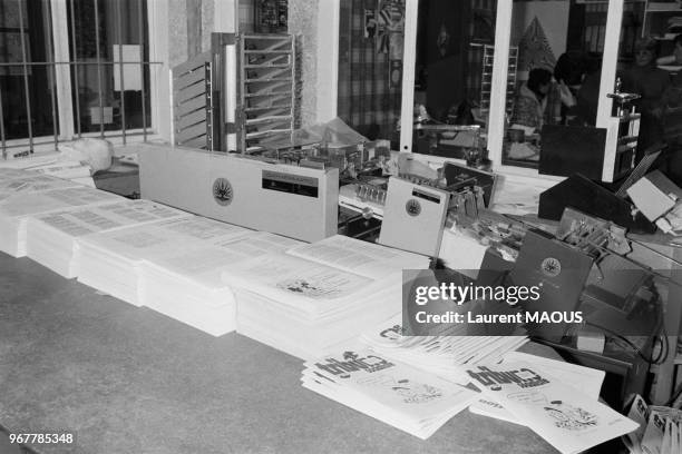 Exemplaires de la revue 'Tribune socialiste' au siège du Parti socialiste unifié lors d'une perquisition le 15 décembre 1975 à Paris, France.