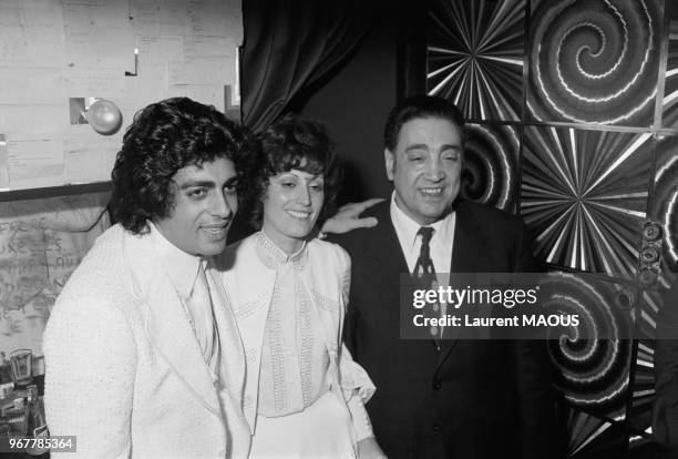 Enrico Macias dans sa loge avc son père Sylvain Ghrenassia et son épouse Suzy lors d'une première le 13 mars 1974 à Paris, France.