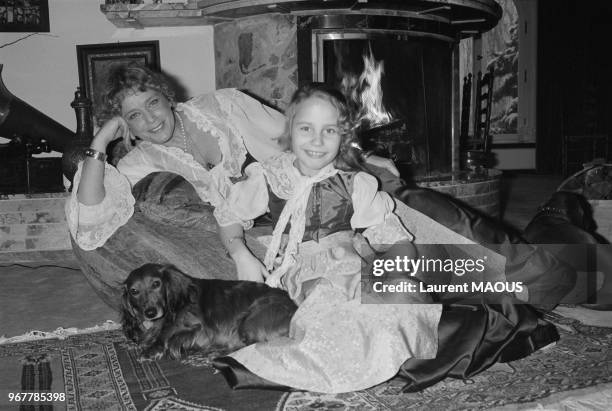 Actrice Maria Schell avec sa fille Marie Theres dans sa maison de Bavière le 27 janvier 1976, Allemagne.