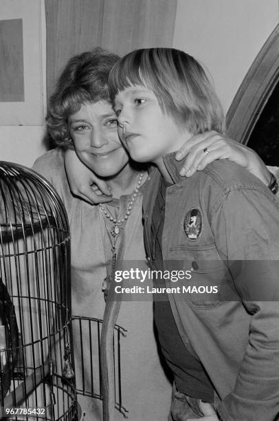 Actrice Maria Schell avec son fils Oliver dans sa maison de Bavière le 27 janvier 1976, Allemagne.