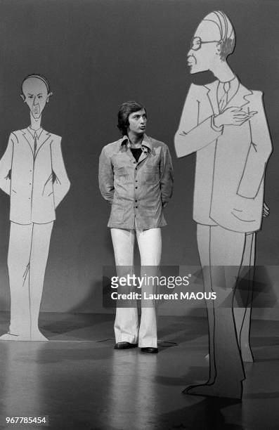 Imitateur Yves Lecoq entouré d'effigies de Valéry Giscard d'Estaing dans une émission de télévision le 23 juin 1975 à Paris, France.