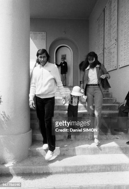 Le joueur de tennis Ilie Nastase et son épouse Dominique avec leur fille Nathalie le 14 avril 1979 à Monaco.