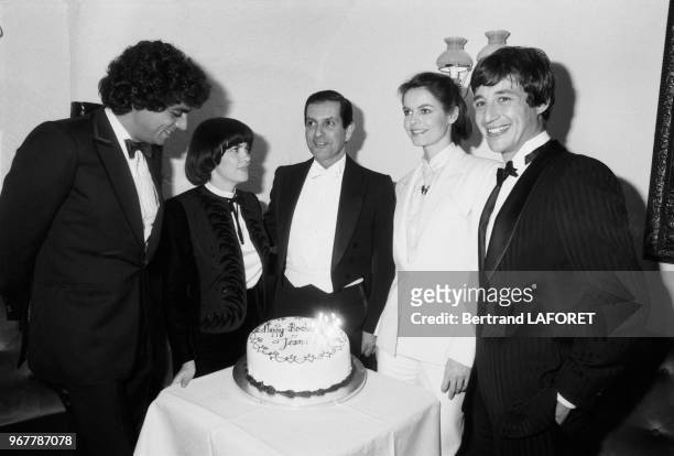 Mireille Mathieu, Enrico Macias, Cyrielle Clair et Patrick Sabatier réunis autour d'un gâteau lors de la Royal Performance le 23 novembre 1981 à...