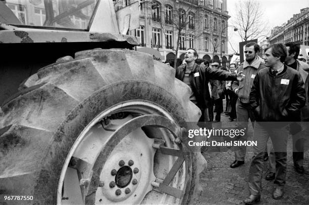 Agriculteurs manifestant dans les rues de Paris contre la baisse de leurs revenus le 23 mars 1982, France.