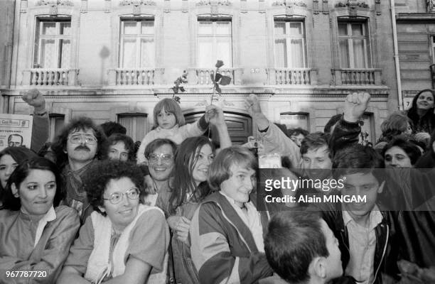 Foule réunie devant le siège du Parti socialiste après sa victoire aux élections législatives le 21 juin 1981 à Paris, France.