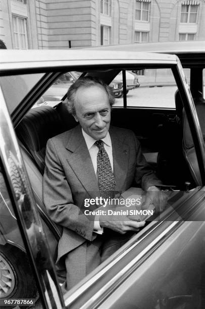 Ministre de l'Industrie Pierre Dreyfus arrive à l'Elysée pour le Conseil des ministres le 24 juin 1981 à Paris, France.