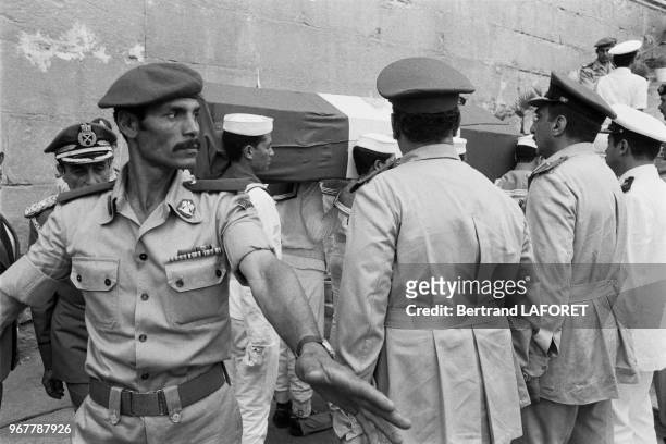 Le cercueil du Shah d'Iran lors de ses obsèques au Caire le 29 juillet 1980, Egypte.