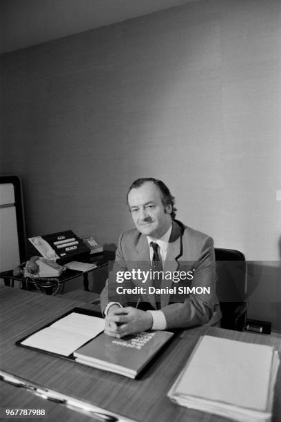 Jack Ralite, ministre comuniste de la Santé dans son bureau, le 25 juin 1981 à Paris, France.